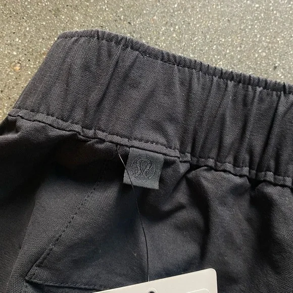 Lululemon Men's Medium Versatwill Cargo Pocket Shorts Stretch Cotton Black 10